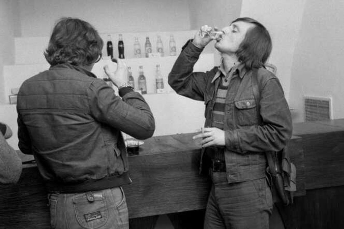 "Panie majstrze, która godzina? A wiesz, ja też bym się napił". Alkohol w PRL-u [zdjęcia]