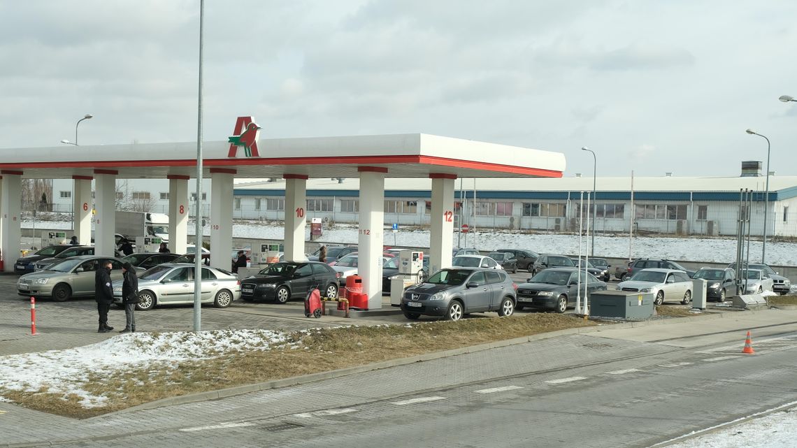 Panika paliwowa ma "wielki zbiornik" Kierowcy ustawiają się w kolejce do stacji paliw w obawie przed wzrostem cen związanym z sytuacją na Bliskim Wschodzie.