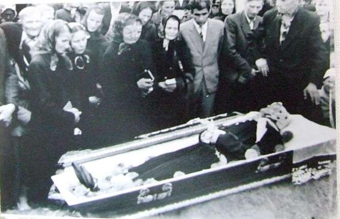 Panna w stroju weselnym, odtwarzacz video w trumnie. Dawne i współczesne zwyczaje pogrzebowe