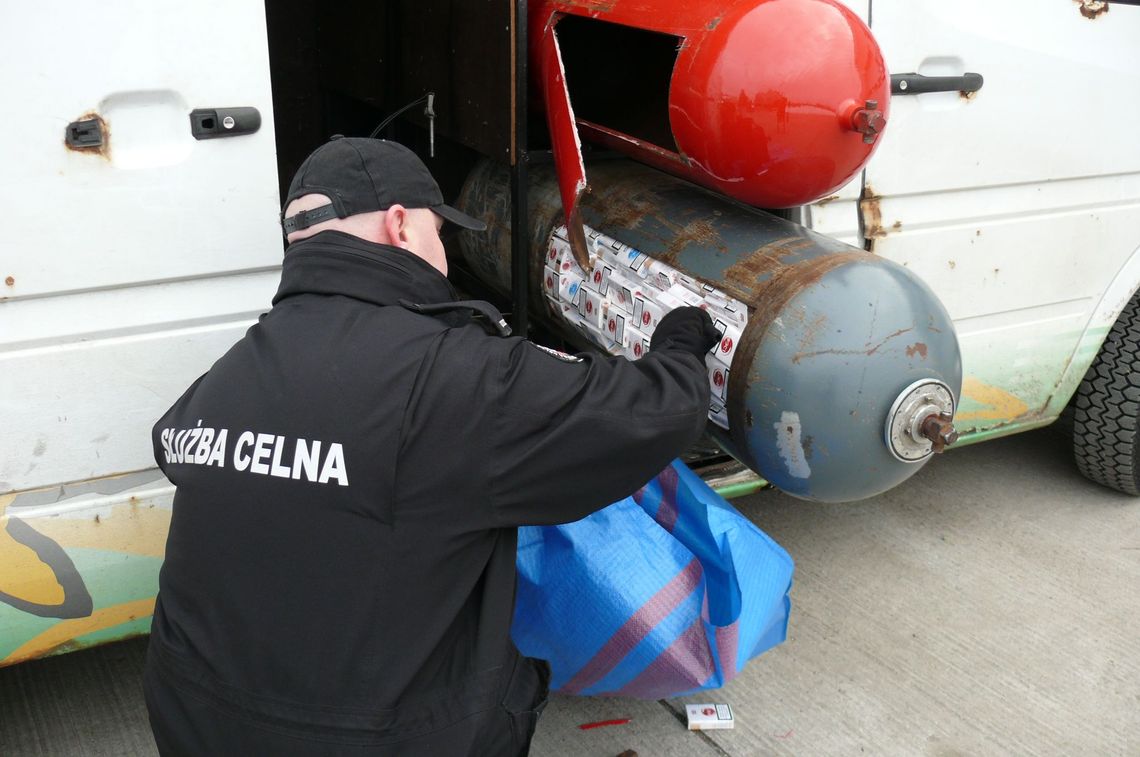 Papierosy były ukryte w butli z gazem Papierosy były ukryte w butli z gazem