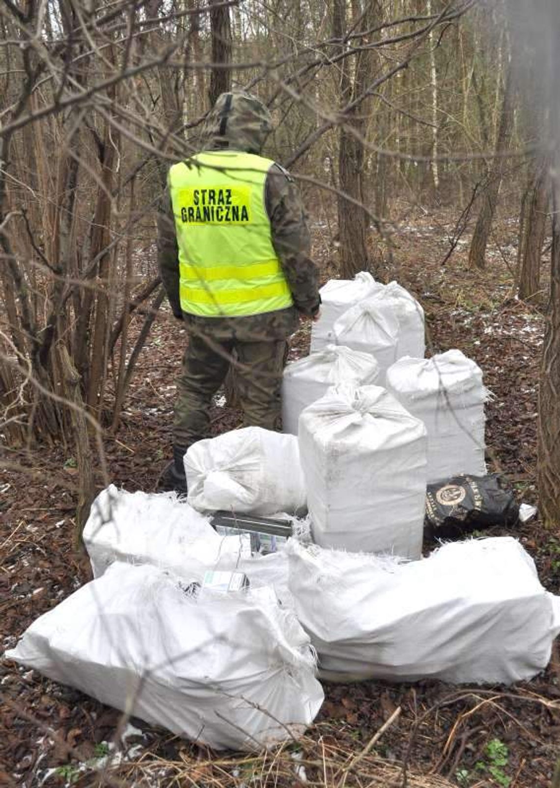 Papierosy leżały przy torach. Wspólnicy przemytnika nie zdążyli Papierosy leżały przy torach. Wspólnicy przemytnika nie zdążyli