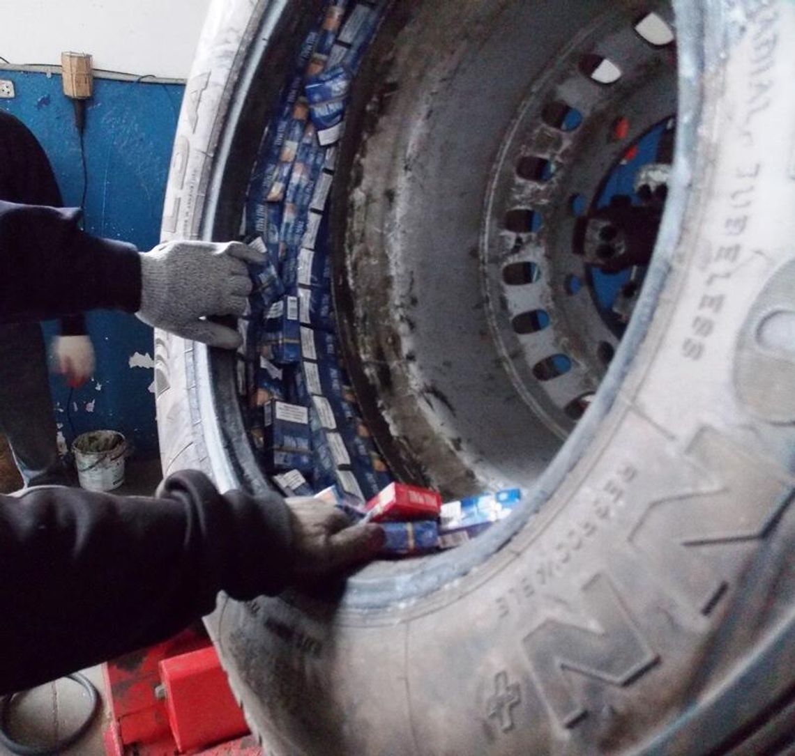 Papierosy ukrył w oponach i zbiornikach na paliwo (zdjęcia) Papierosy ukrył w oponach i zbiornikach na paliwo (zdjęcia)