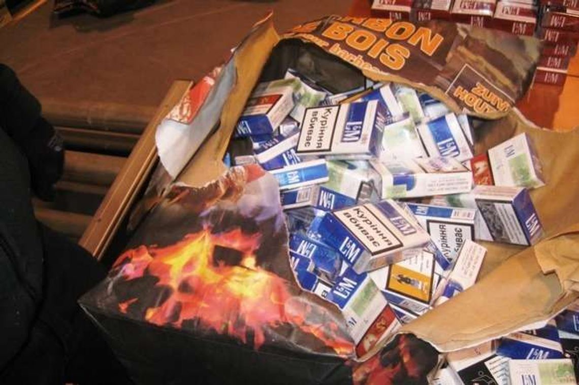 Papierosy ukryli w workach na węgiel drzewny (zdjęcia)