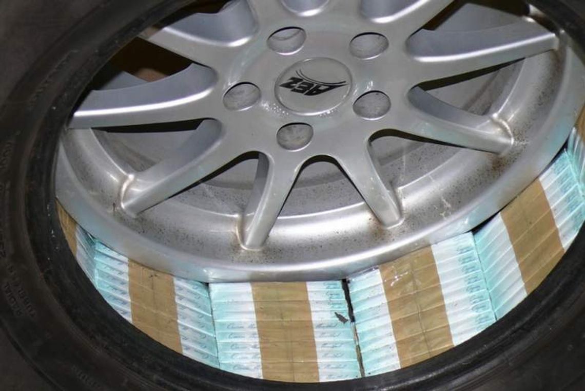 Papierosy w kole, komorze silnika i skrzyni biegów. Celnicy nie dali się oszukać