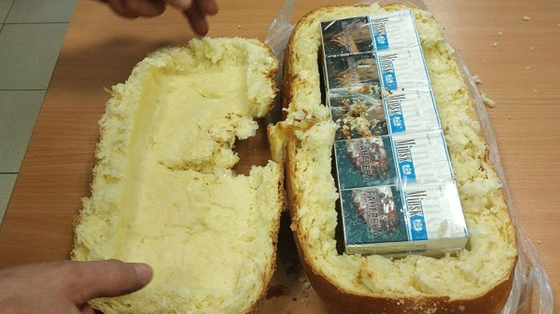 Papierosy w przerośniętej bułce z masłem. Celnicy przecierali oczy ze zdumienia [zdjęcia, wideo]