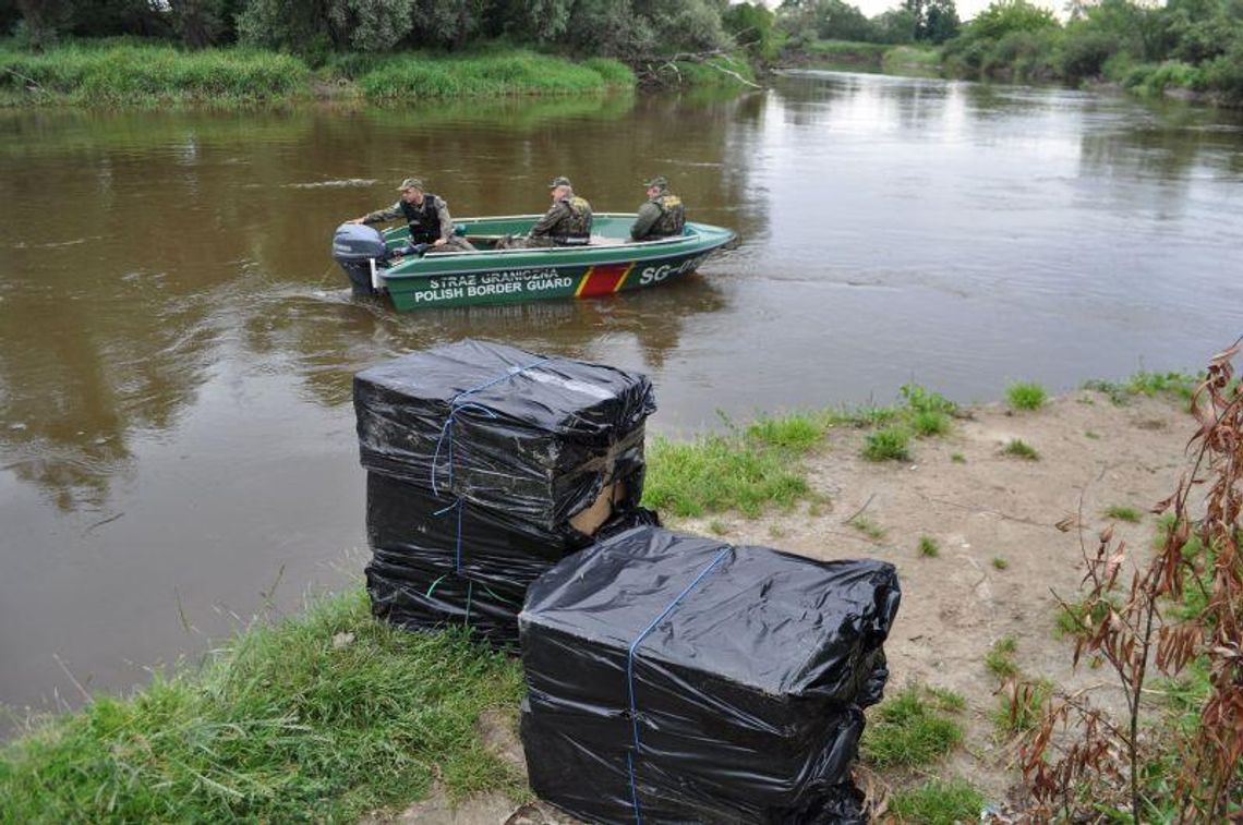 Papierosy z przemytu leżały na brzegu Bugu