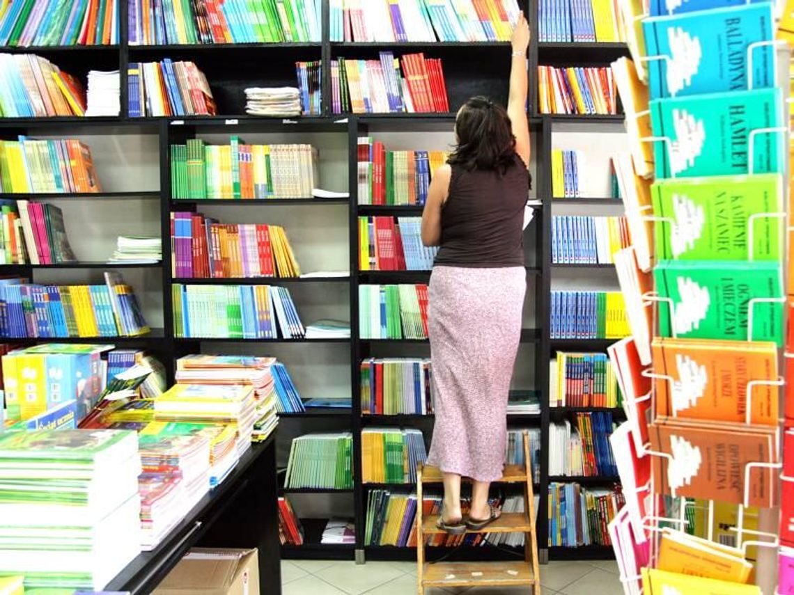 Papierowe książki mogą zniknąć ze szkół. Pendrive dla uczniów