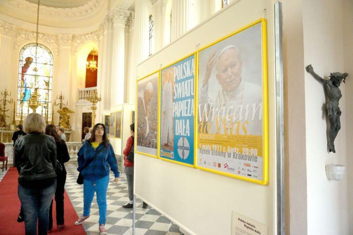 Papieskie plakaty w Kozłówce