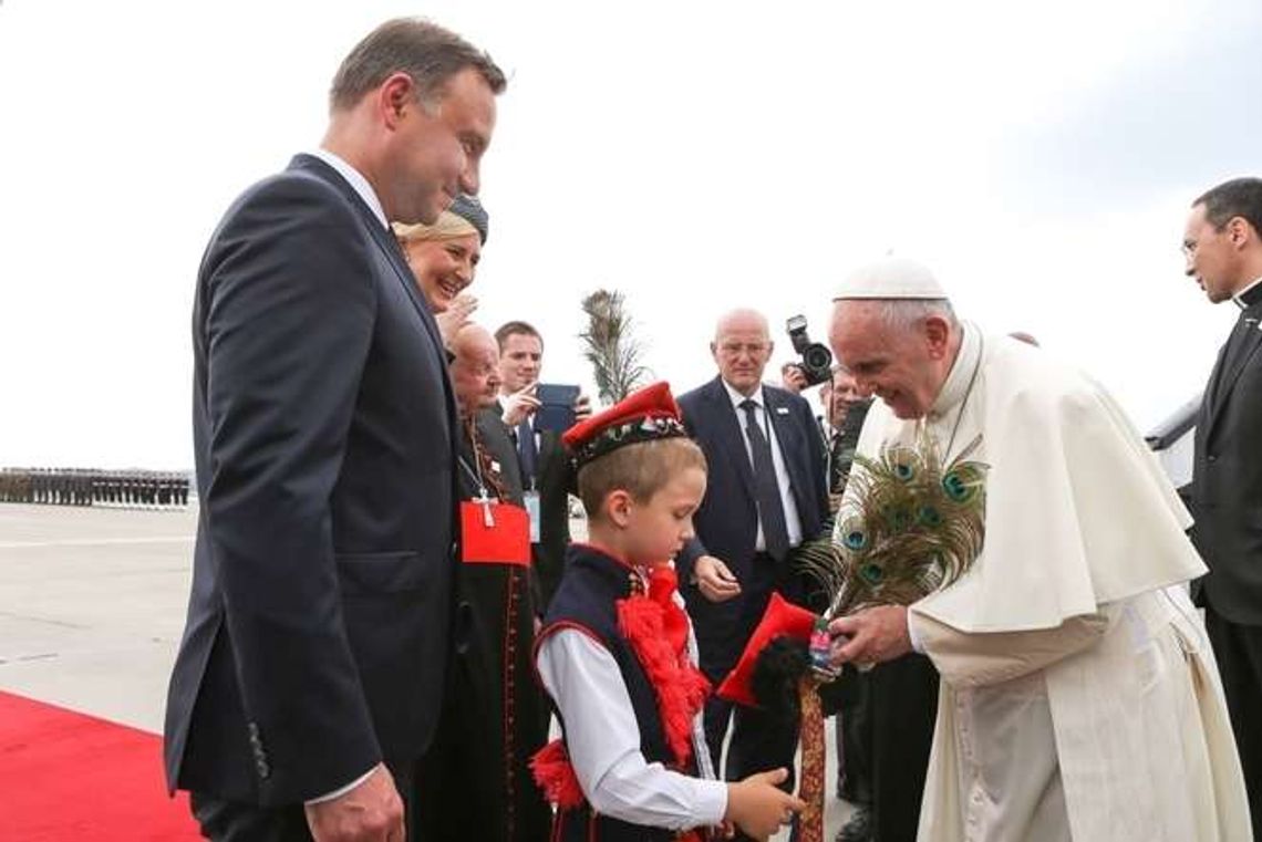 Papież Franciszek już w Polsce. Będzie latał śmigłowcem ze Świdnika (zdjęcia)
