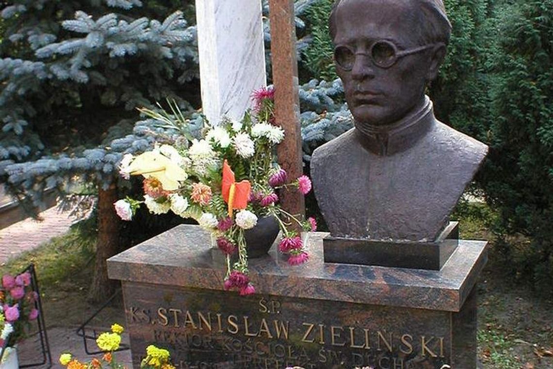 Papież przegrał z księdzem. "Szafowanie imieniem Jana Pawła II niestosowne"