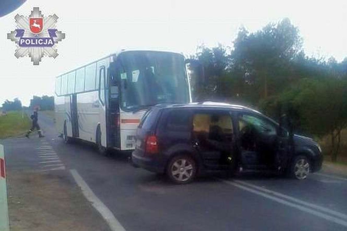Paprotnia. Volkswagen zderzył się z autobusem