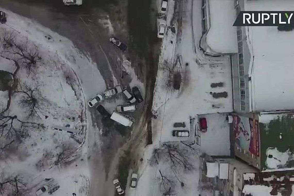 Paraliż miasta i kilkaset wypadków we Władywostoku. Przez śnieżycę Paraliż miasta i kilkaset wypadków we Władywostoku. Przez śnieżycę