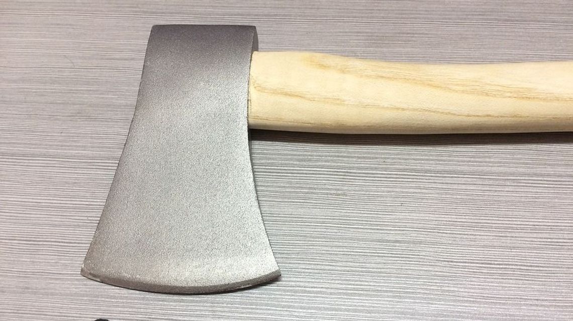 Parczew: Bójka seniorów na klatce schodowej. Jeden chwycił za siekierę