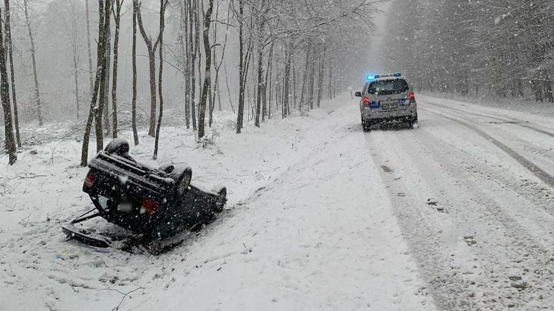 Parczew. Dachowanie BMW na zaśnieżonej drodze