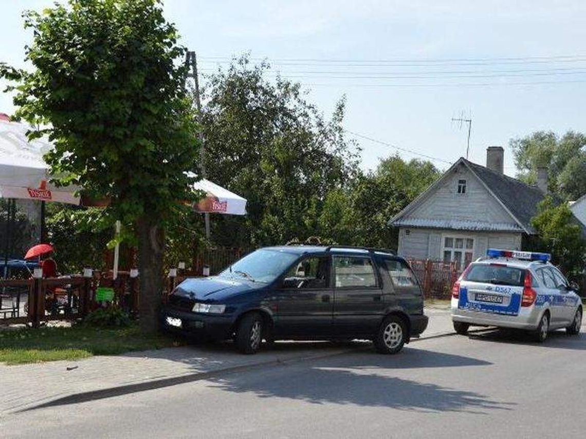Parczew: Policjanci zatrzymali pijanego kierowcę, który uderzył w drzewo rosnące przy ogródku piwnym