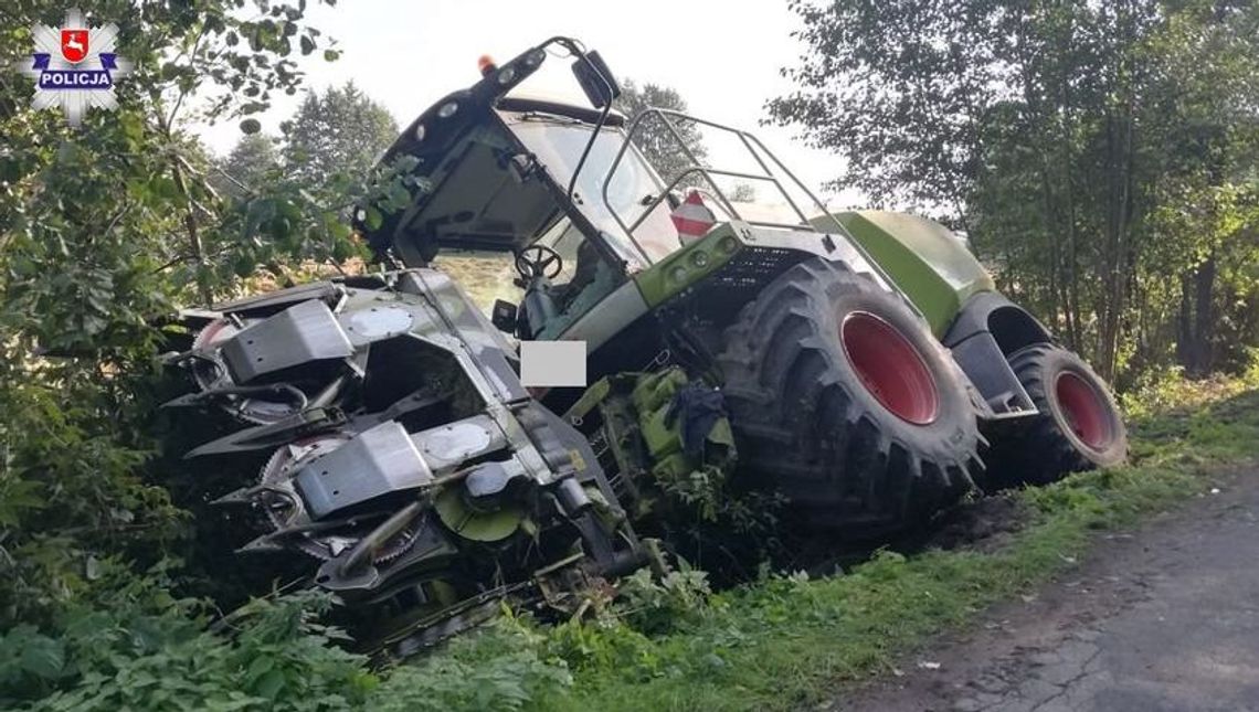 Parczew. Potężny traktor w rowie, a chciał tylko przepuścić osobówkę
