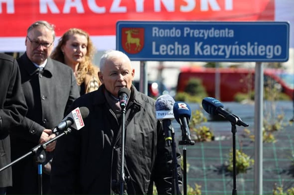 Uroczystości otwarcia ronda im. Lecha Kaczyńskiego w Parczewie z udziałem Jarosława Kaczyńskiego.