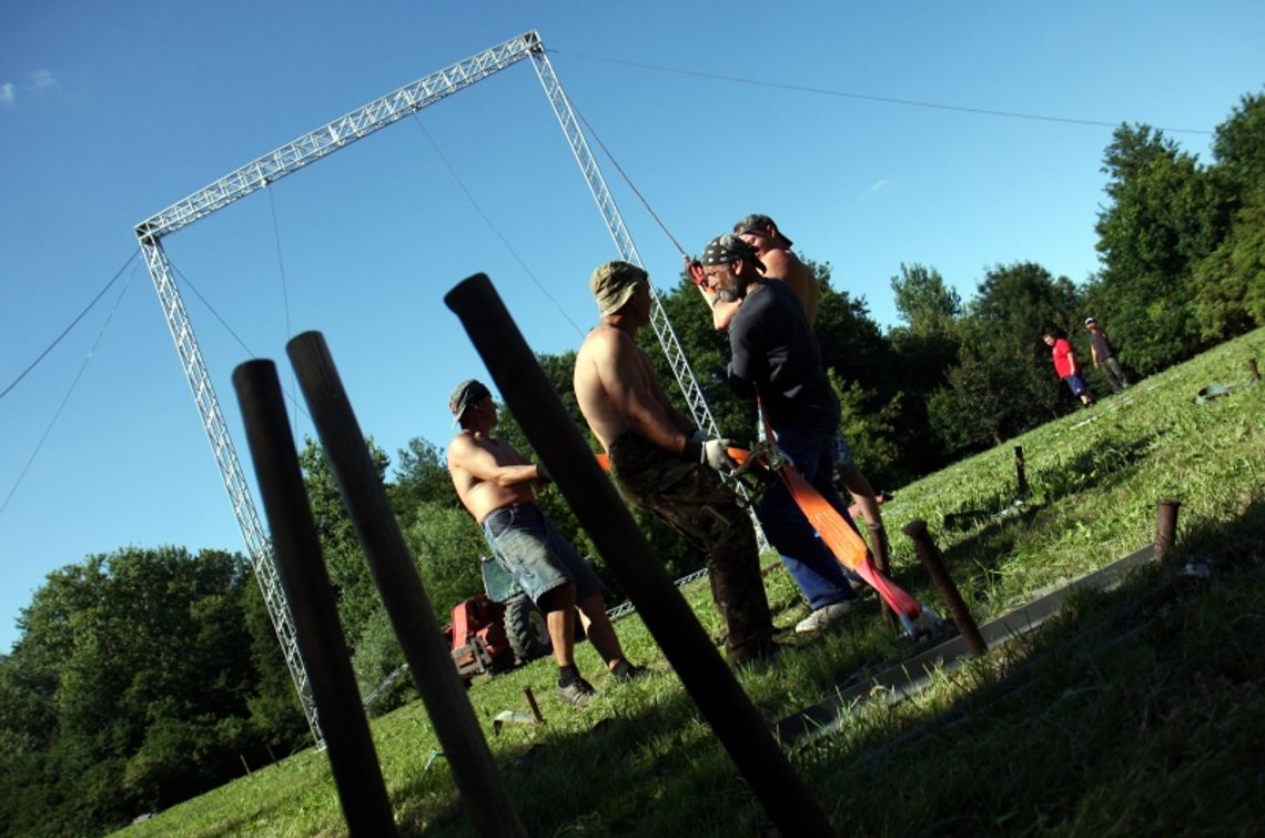 Park Ludowy już cyrkowy. Budują namiot, będą ćwiczyć Park Ludowy już cyrkowy. Budują namiot, będą ćwiczyć