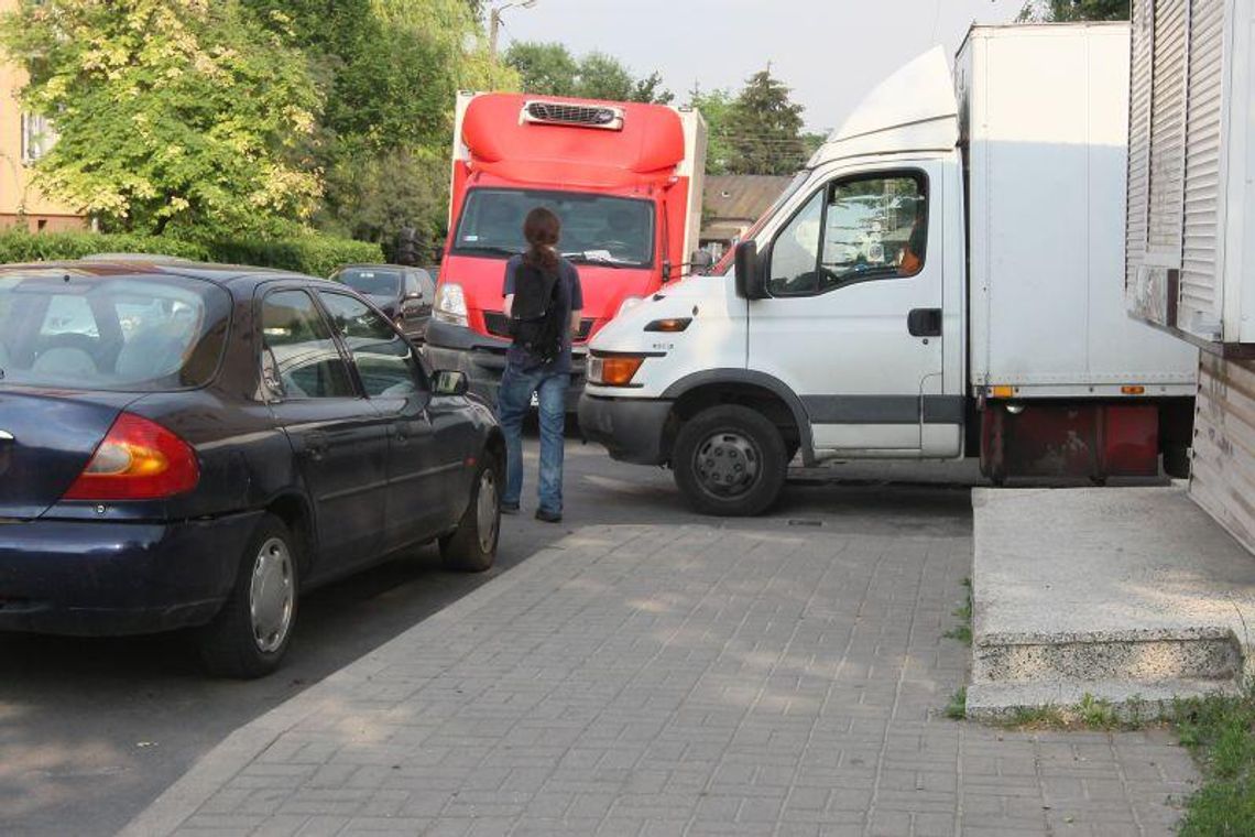 Parking przy Globusie: Kierowcy nie chcą płacić. Parkują, gdzie popadnie Parking przy Globusie: Kierowcy nie chcą płacić. Parkują, gdzie popadnie