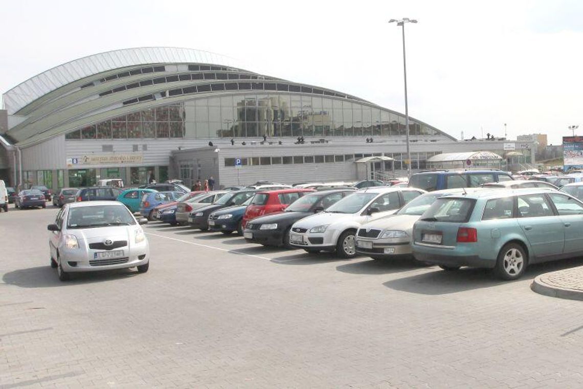 Parking przy Globusie od wakacji będzie płatny 
