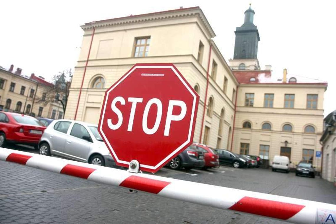Parking VIP przy ratuszu. 280 zł dziennie na sprzątanie Parking VIP przy ratuszu. 280 zł dziennie na sprzątanie