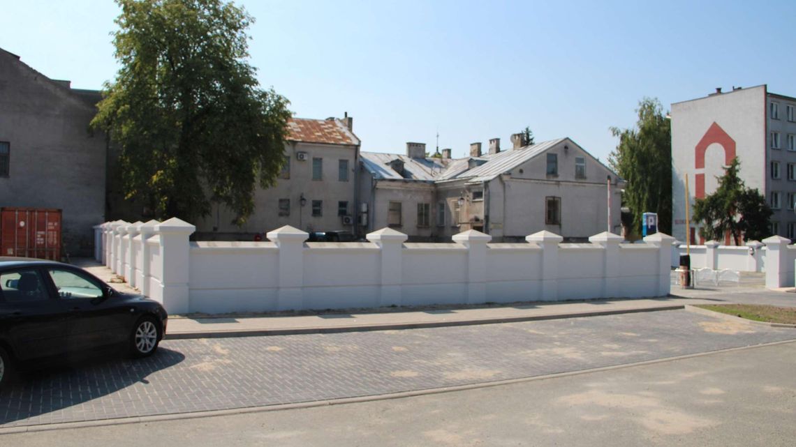 Parking... z murem. Odtworzenie kosztowało kilkaset tysięcy złotych