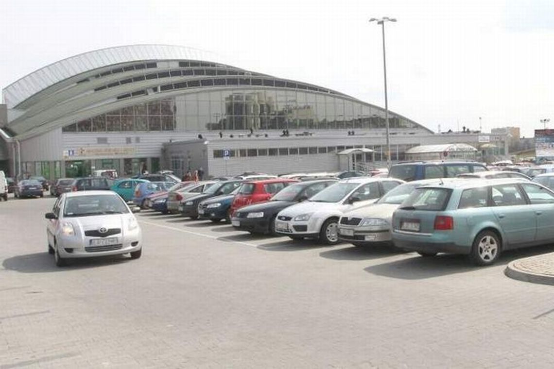 Parkingi przy hali Globus: Stary płatny, nowy darmowy