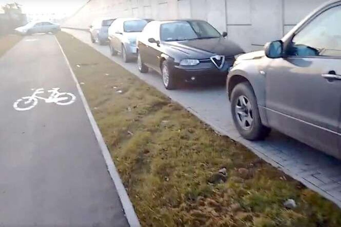 Parkingowa samowolka gości Cavaliady. "Zastawiali chodniki, rozjeżdżali zieleńce"