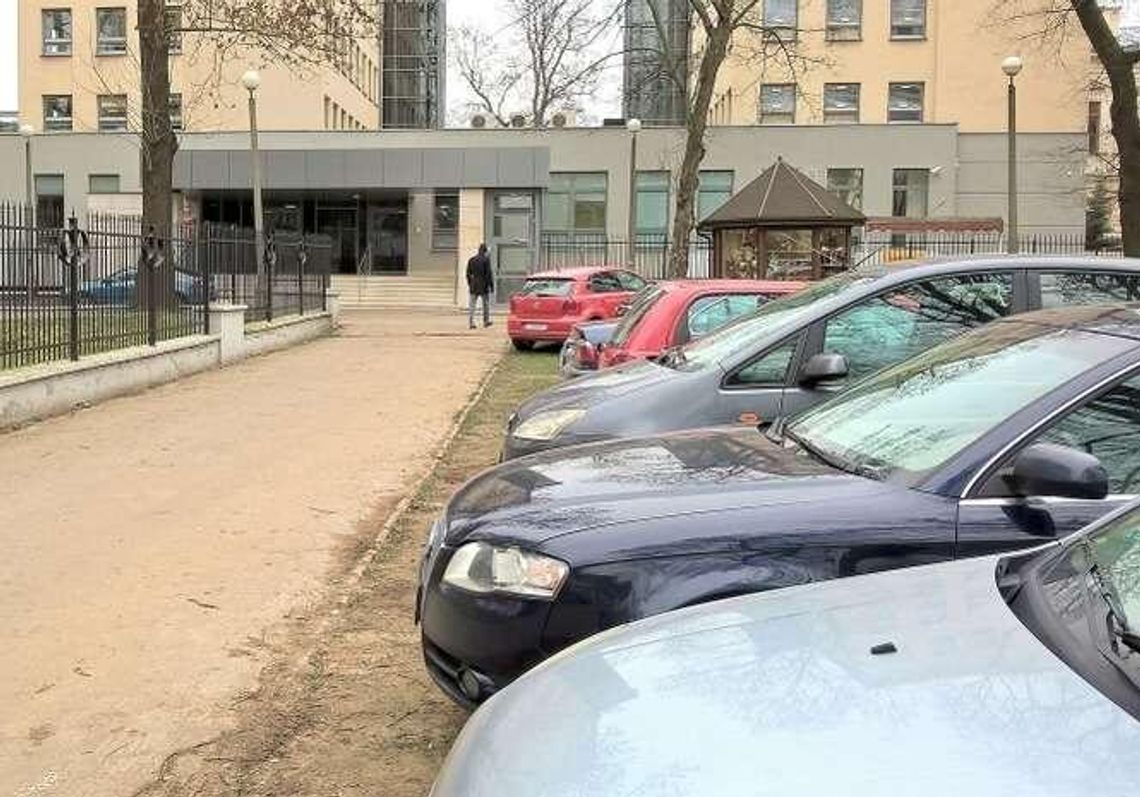 Parkingowa samowolka w centrum. Samochody stają przy CSK i ul. Ewangelickiej Parkingowa samowolka w centrum. Samochody stają przy CSK i ul. Ewangelickiej