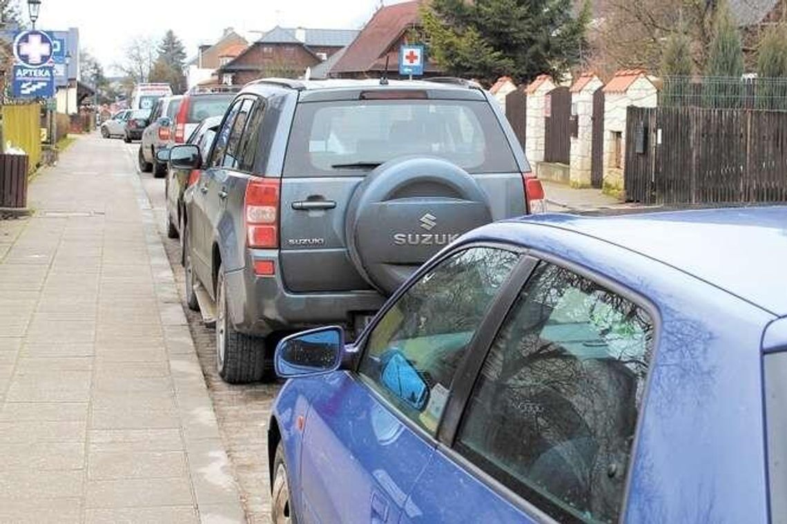 Parkingowy bałagan w Kazimierzu Dolnym. Mieszkańcy narzekają na turystów