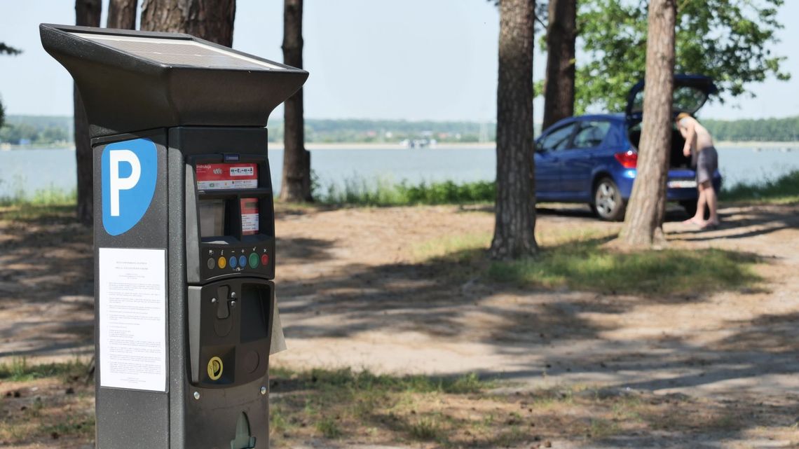 Parkomaty nad Zalewem Zemborzyckim. Lepiej nie parkować tu na gapę