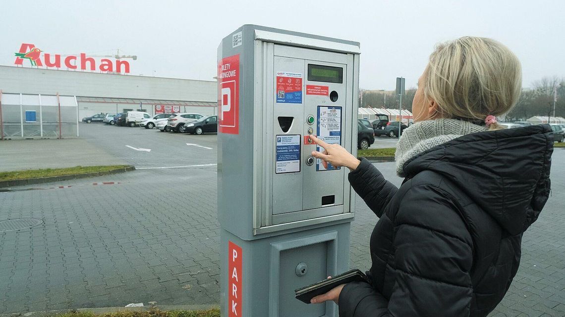 Parkomaty przed kolejnym marketem w Lublinie 