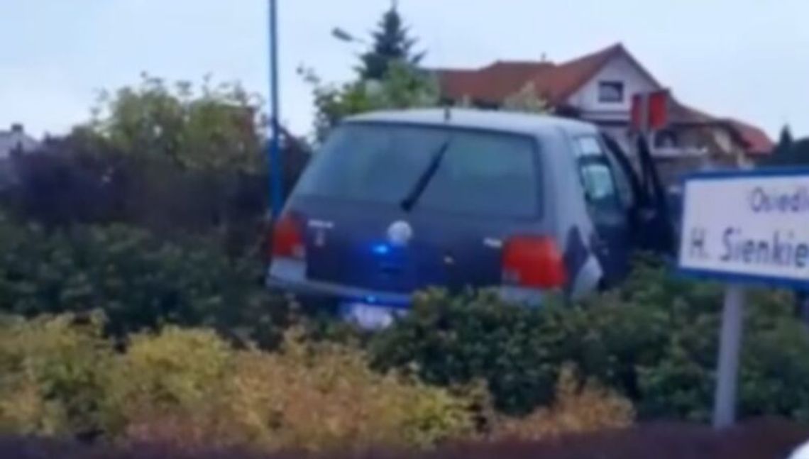 Parkowanie na środku ronda. Jak on się tam znalazł?