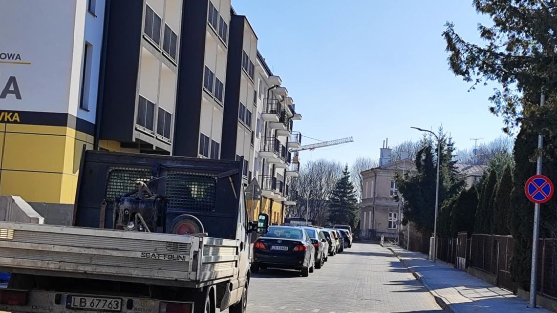 Parkują przy wąskiej ulicy. Mieszkańcy mają problem z wyjazdem ze swoich posesji