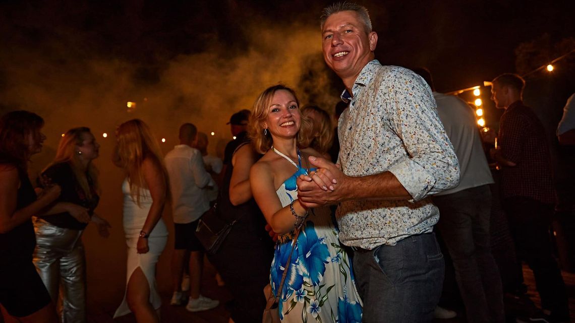 Parno, duszno i głośno. Party na tarasie. Parno, duszno i głośno. Party na tarasie.