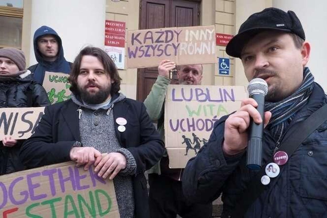 Partia Razem z transparentami na manifestacji. „Lublin wita uchodźców”