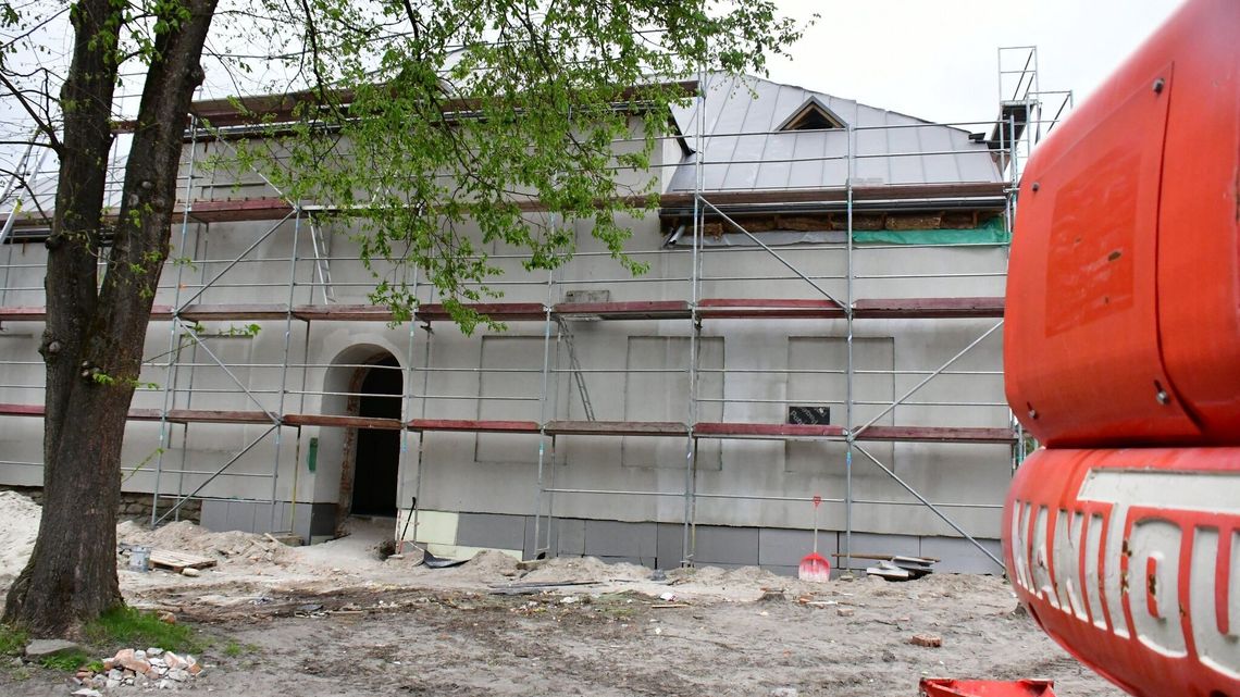 Partyzanckie muzeum powstaje w małej wiosce (zdjęcia z budowy)