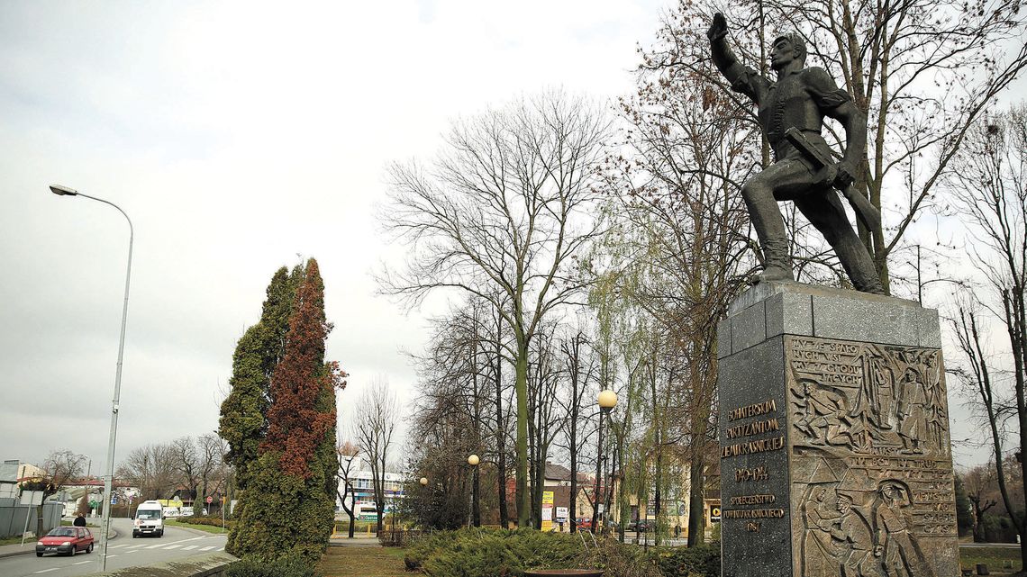 Partyzant na pomniku w Kraśniku jest zły, ale Pola jeszcze gorsza