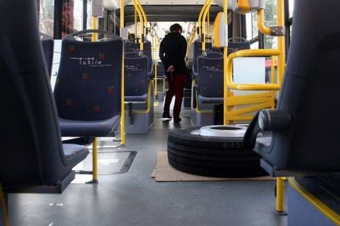 Pasażer rozebrał się do naga w autobusie miejskim. Krzyczał i darł pieniądze Pasażer rozebrał się do naga w autobusie miejskim. Krzyczał i darł pieniądze