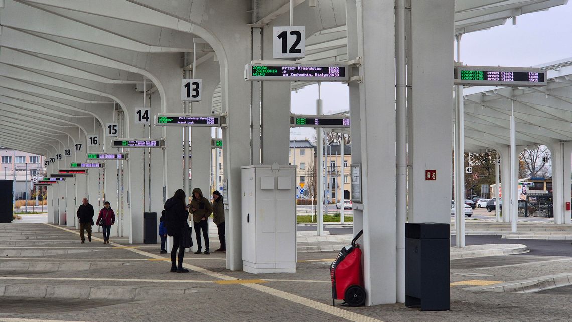 Pasażer się skarży: Na dworcu w Lublinie nie ma gdzie usiąść