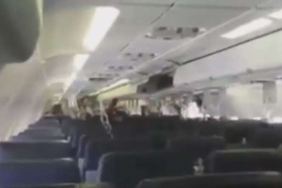 Pasażer wyssany z pokładu samolotu. Prawdopodobnie doszło do eksplozji (wideo) Pasażer wyssany z pokładu samolotu. Prawdopodobnie doszło do eksplozji (wideo)