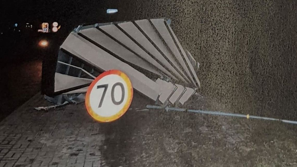 Pasażerom będzie wiało, bo kierowca staranował przystanek autobusowy