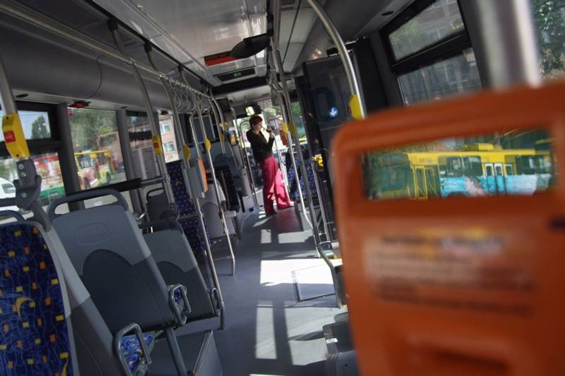 Pasażerowie łamiący regulamin w autobusie wciąż nietykalni Pasażerowie łamiący regulamin w autobusie wciąż nietykalni