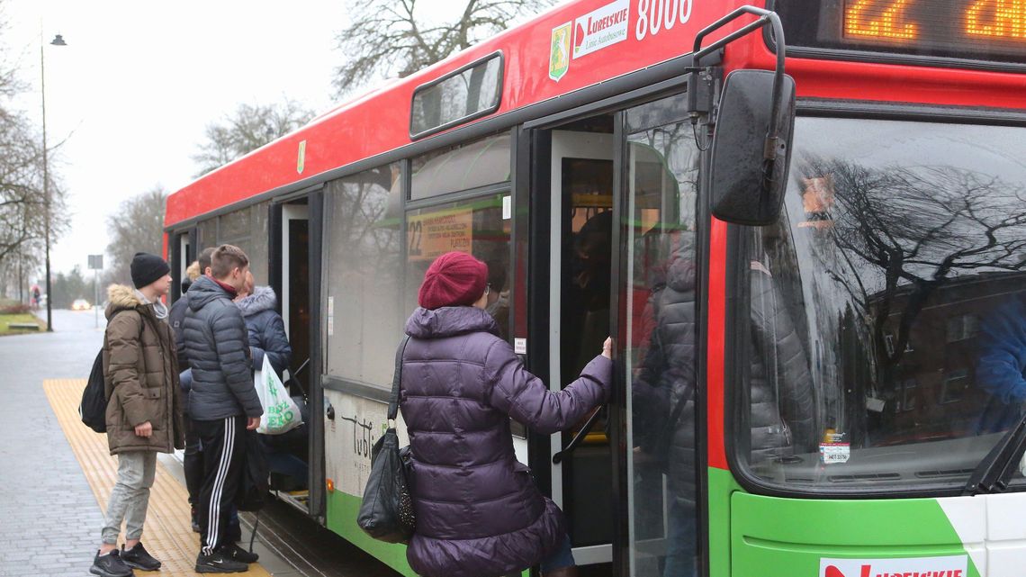 Pasażerowie skarżą się na przepełnione autobusy podmiejskiej linii 22. Czasami nie mogą nawet wsiąść