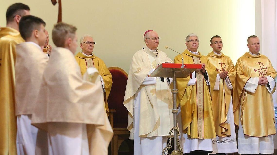 Pasterka w Kościele pw. Matki Bożej Różańcowej z udziałem metropolity lubelskiego [zdjęcia]