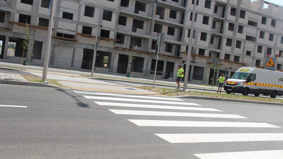 Pasy namalowane, drzewka posadzone. Ulica Armii Krajowej stroi się na otwarcie Pasy namalowane, drzewka posadzone. Ulica Armii Krajowej stroi się na otwarcie