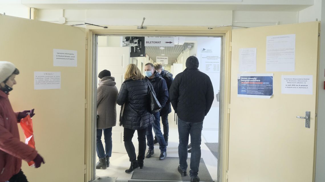 Paszporty, wciąż bardzo gorący towar. Kolejki się nie zmniejszają