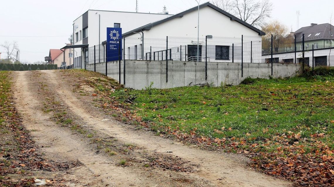 Pat w Annopolu trwa. Do nowego komisariatu przyjdzie jeździć po błocie Pat w Annopolu trwa. Do nowego komisariatu przyjdzie jeździć po błocie