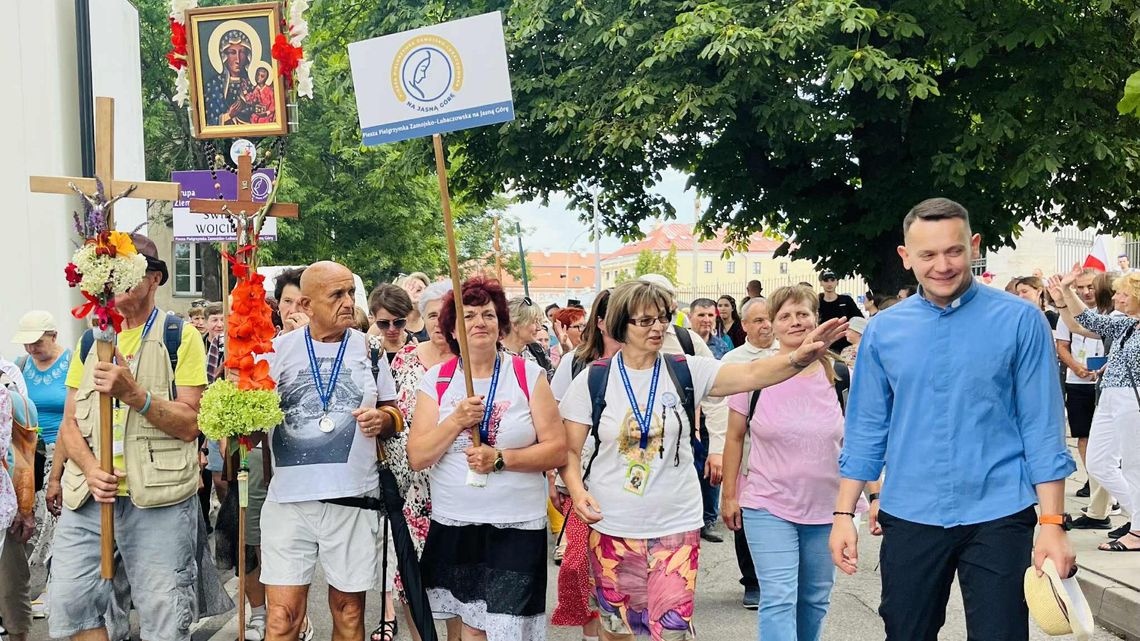 Pątnicy już w trasie. Każdy niesie na Jasną Górę własne intencje Pątnicy już w trasie. Każdy niesie na Jasną Górę własne intencje