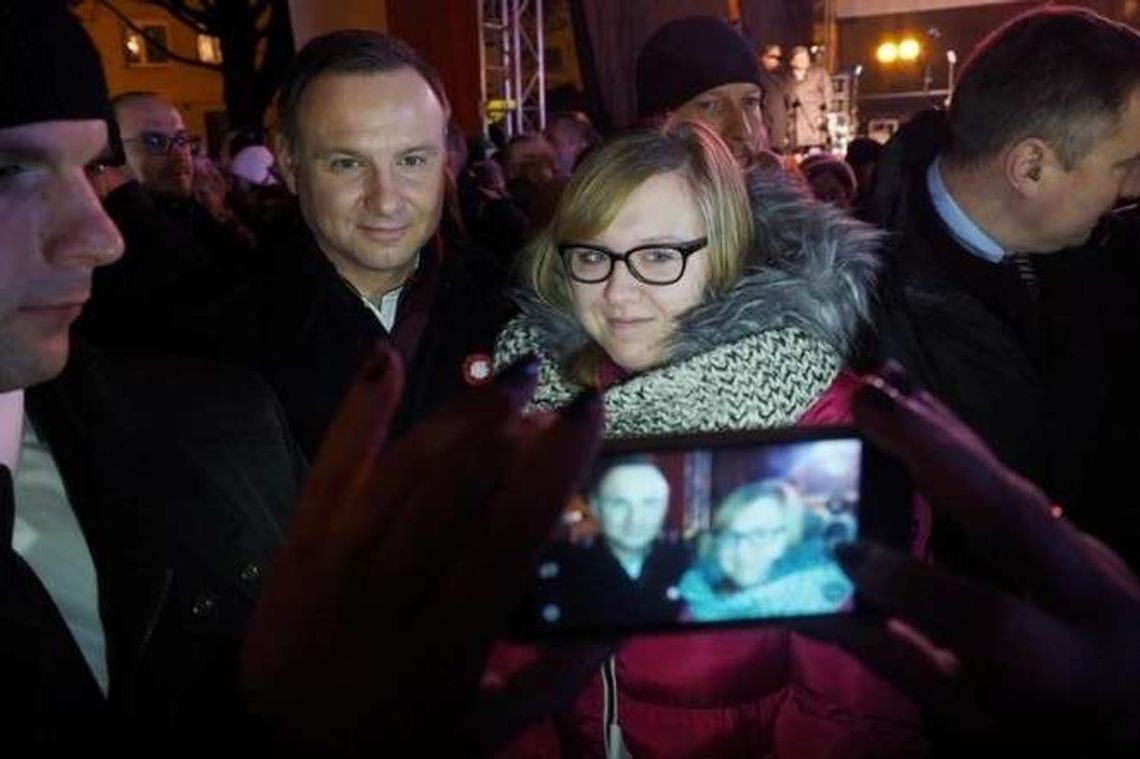 Patriotyczne Śpiewanie z Andrzejem Dudą w Świdniku. Każdy chciał zdjęcie z prezydentem